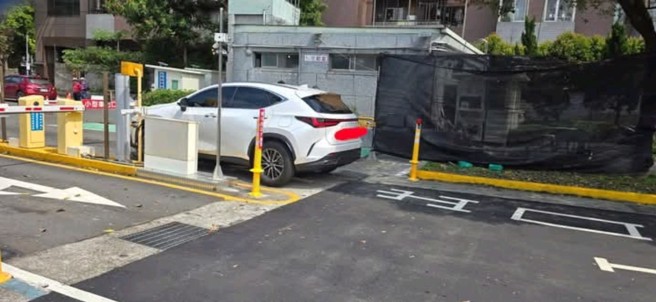 休旅车驾驶最后放弃挣扎，无奈的直接开车离去。（翻摄爆料公社）