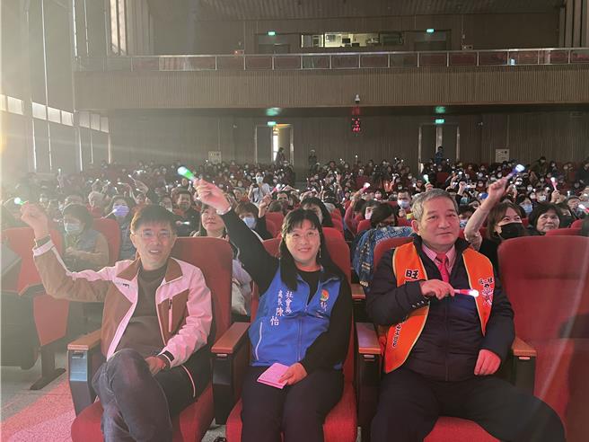 让奉献成为一种荣耀公益演唱会9日下午于新竹县政府大礼堂举办，新竹县政府社会处长陈欣怡（前排中）、旺旺文教基金会主任周哲仁（前排右）与志工们同享美好午后。（王惠慧摄）