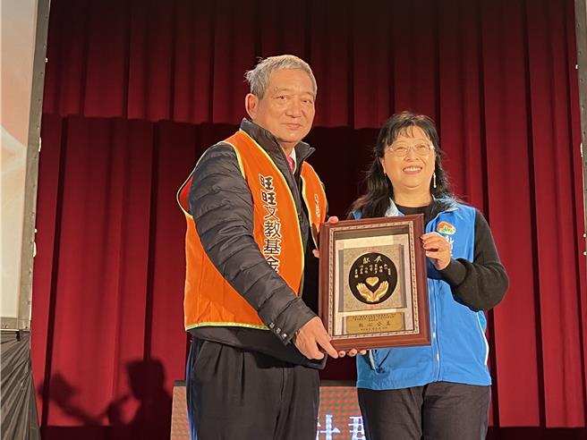 新竹县政府社会处长陈欣怡（右）送上感谢状给旺旺文教基金会主任周哲仁（左）。（王惠慧摄）