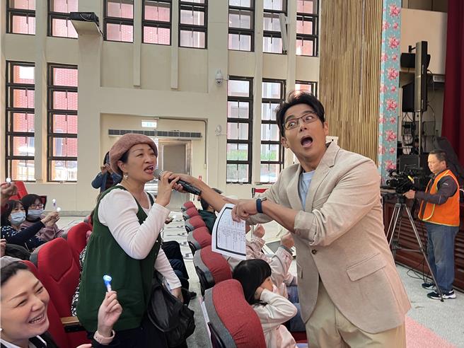 担纲演唱会主持人的艺人陈子强（右）带来《小姐请你给我爱》，并与台下志工一同热唱，让气氛嗨到最高点。（王惠慧摄）