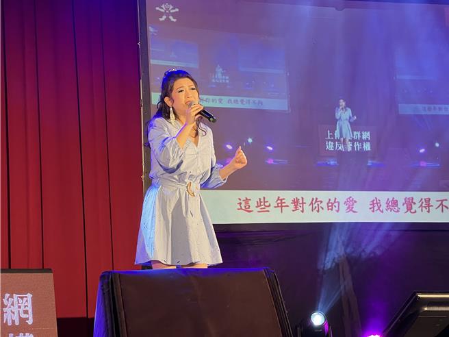 孙贺担任开场迎宾歌手，献唱第一届「旺旺孝亲奖」一等奖作品《孩子别忘了我》。（王惠慧摄）