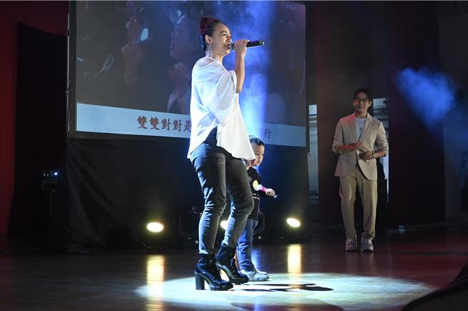 高蕾雅牵着小小观眾演唱《浓妆摇滚》等歌曲。（王惠慧摄）