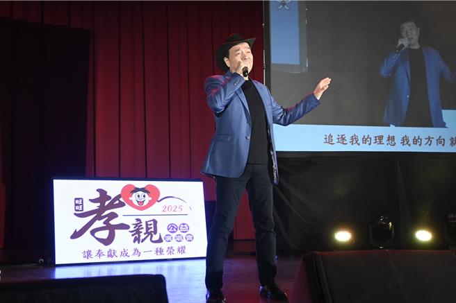 李明德演唱《心的方向》等名曲。（王惠慧摄）
