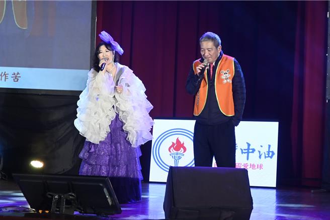 苏霈也邀请旺旺文教基金会主任周哲仁上台合唱《相思雨》。（王惠慧摄）