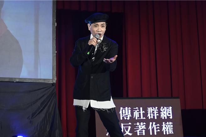 陈凯伦演唱《爱的路上千万里》等歌曲，为演唱会画下完美句点。（王惠慧摄）