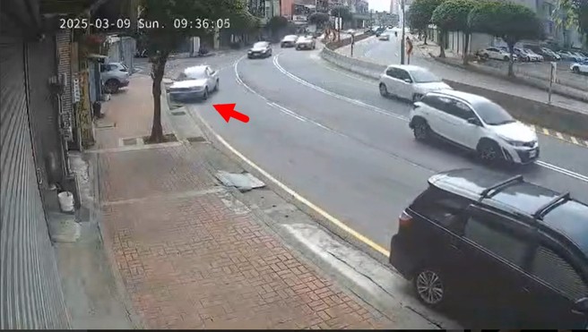 桃園市中壢區9日上午發生一起自撞車禍，轎車沿環北路往七和路方向行駛時，不明原因自撞路樹。（翻攝爆料公社）