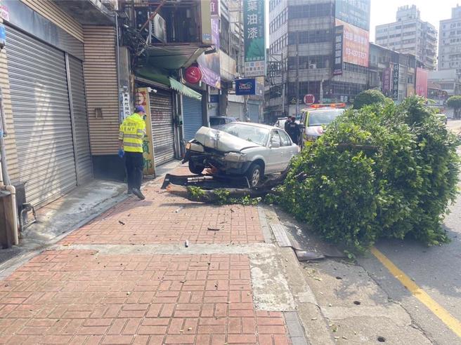 桃園市中壢區9日上午發生一起自撞車禍，轎車沿環北路往七和路方向行駛時，不明原因自撞路樹。（翻攝畫面）