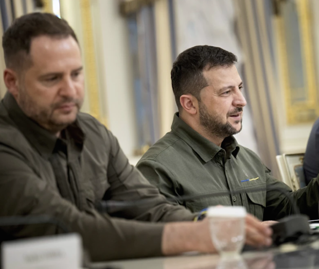 泽伦斯基(右)派出他的办公室主任耶尔马克(左)，前往沙乌地阿拉伯，与美国代表进行前期谈判谘商。(图/乌克兰总统府)