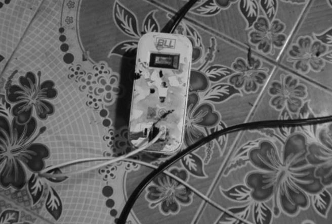 15岁少女的手机充电线，还有旁边插座上都有严重烧焦痕迹。（图／翻摄自泰媒）