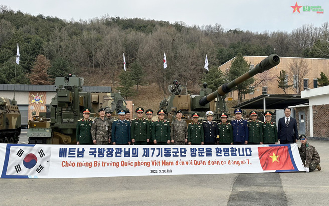 2023年，越南軍方代表參觀韓集團，表達對K9自走砲的興趣，如今已完成首批20門火砲的簽約。(圖/越南軍隊)