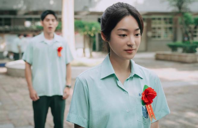 片中詹怀云（左）高调在毕业典礼向江齐告白。（红杉娱乐提供）