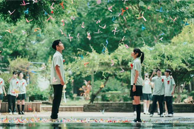 拍摄告白这场戏时，背后的「纸蜻蜓花雨」既浪漫又唯美。（红杉娱乐提供）