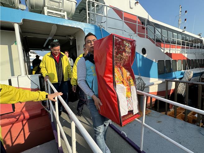 金门县妈祖进香团今日结束4天3夜的福建宗教交流之旅，一行850人下午经小三通分别搭乘3船班陆续返抵金门，平安归赋。（于家麒摄）