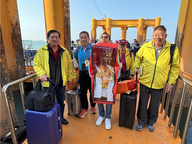 金门县妈祖进香团今日结束4天3夜的福建宗教交流之旅，一行850人下午经小三通分别搭乘3船班陆续返抵金门，平安归赋。（于家麒摄）