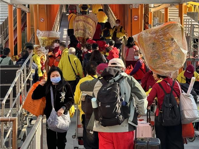 金门县妈祖进香团今日结束4天3夜的福建宗教交流之旅，一行850人下午经小三通分别搭乘3船班陆续返抵金门，平安归赋。（于家麒摄）