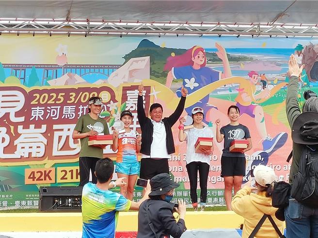 台東縣東河鄉公所舉行「2025柚見晚崙西亞馬拉松嘉韶華」,吸引跨越600名跑者熱忱介入。(東河鄉公所供應/蕭嘉蕙台東傳真)