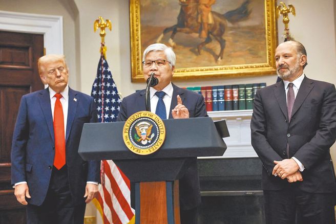 美国总统川普（左）与台积电董事长魏哲家（中）于美东时间3日在白宫召开记者会，宣布台积电将加码1000亿美元投资美国。图右为美国商务部长卢特尼克。（路透）