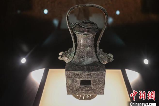 正在江西省博物館內展出的獸面紋提梁方腹青銅卣，被認為是過去飲酒時做為「保溫杯」使用。（中新社）
