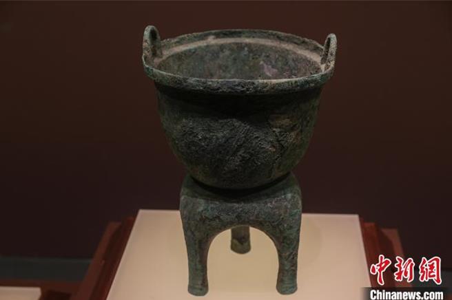 正在江西省博物館內展出的素面三足青铜甗，被認為是幾千年前的「蒸鍋」，用來蒸煮食物。（中新社）