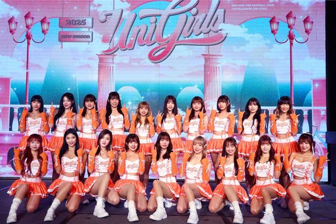 20位女孩一字排开，给人满满的活力甜美气息。（图／邓博仁摄）