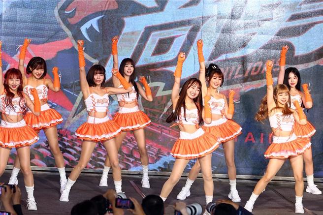 瑟七（前排左二）和大家一同展现应援舞蹈。（图／邓博仁摄）