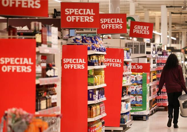 英國倫敦一處超市內的員工（圖／路透社）