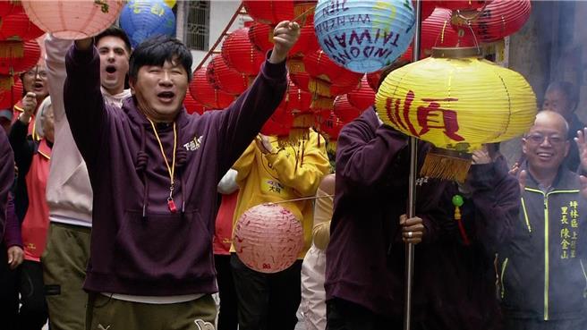 胡瓜（左）开心高举双手。（民视提供）