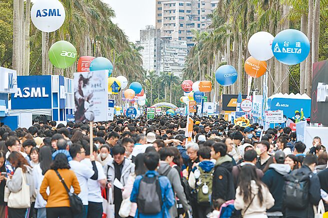 臺大校園徵才博覽會於8日舉辦，超過330家企業與450個攤位設展，吸引許多學子參與。圖／王德為