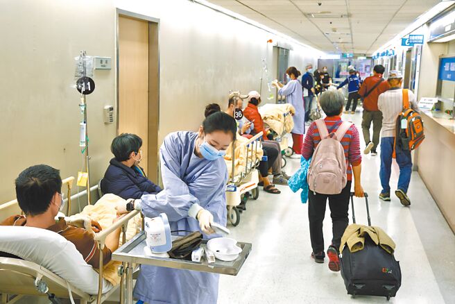 健保署着手扩大在宅急症照护，拟将化疗、慢性肺病等纳入，并推动早期出院模式，住院病患不一定要完全康復才离开，可在宅接受照护，预计下半年上路。示意图为急诊通道。（本报资料照片）