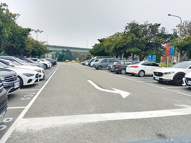 交通部高公局发现，近来国道服务区出现停车蟑螂霸占停车位，正研拟将逾时停车的4小时上限，于重点尖峰日公告缩短至2小时。图为中坜服务区停车场。（高公局提供／蔡明亘台北传真）