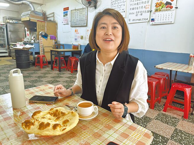 來自緬甸的文化工作者楊萬利，10歲就跟著父母來台灣「依親」。（高鈞麟攝）