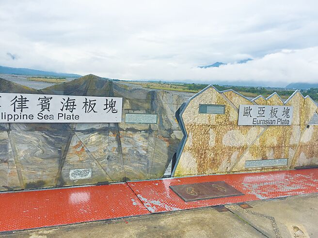 花莲玉里镇玉富自行车道的旧铁桥段横跨欧亚大陆板块与菲律宾海板块，因板块挤压，每年长高2到3公分。（王志伟摄）