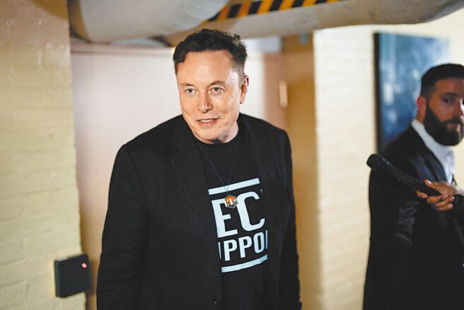 美国主管政府效率部的马斯克，与国务卿卢比欧在白宫内阁会议上，为国务院裁员问题爆发激烈口角。图为马斯克。（路透）