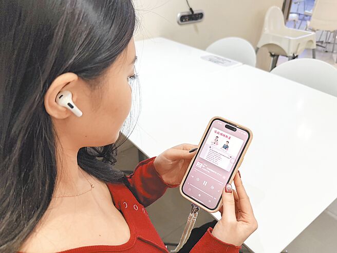 「小桃家幸福+」在苹果Podcast政府类常驻排行榜前3名，家教中心说，去年起每周更新，内容以家庭关系、亲子互动为主，深受欢迎。（赖佑维摄）