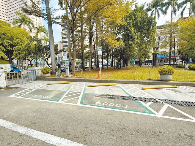 台中市交通局前停車場試辦設置「電動車格消防間隔」，避免電動車起火時波及鄰近車輛。（台中市交通局提供／陳淑娥台中傳真）