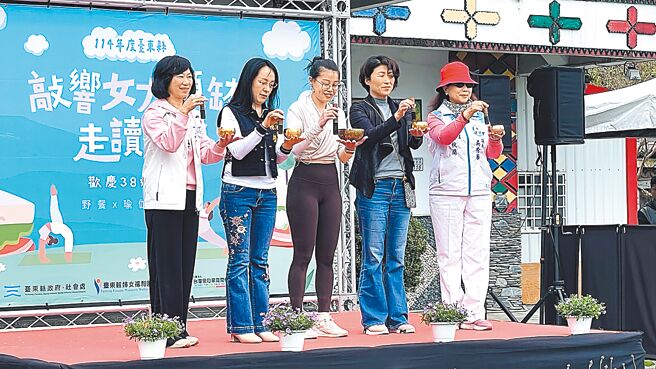 台东县政府8日举办妇女节活动，表态参选台东县长的立委陈莹（左二）亲自到场参与，竞争对手吴秀华派秘书王秋兰（右一）代表出席。（萧嘉蕙摄）