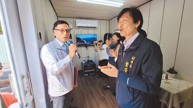 台南市副市長葉澤山（右一）與台南市醫師公會理事長賴俊良（左一）8日一起開箱楠西區南水署災民交誼廳。（程炳璋攝）