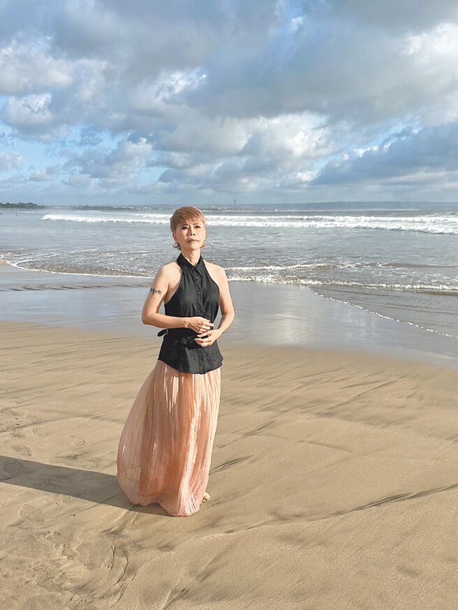 詹雅雯先前赴峇里島拍攝MV，並趁空檔享受當地海邊美景。（雅雯音樂工作室提供）