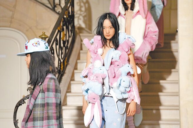 身上掛滿兔子裝飾的造型，讓人聯想到LV前創意總監Virgil Abloh逝世前充滿快樂與希望的男裝作品。（美聯社）