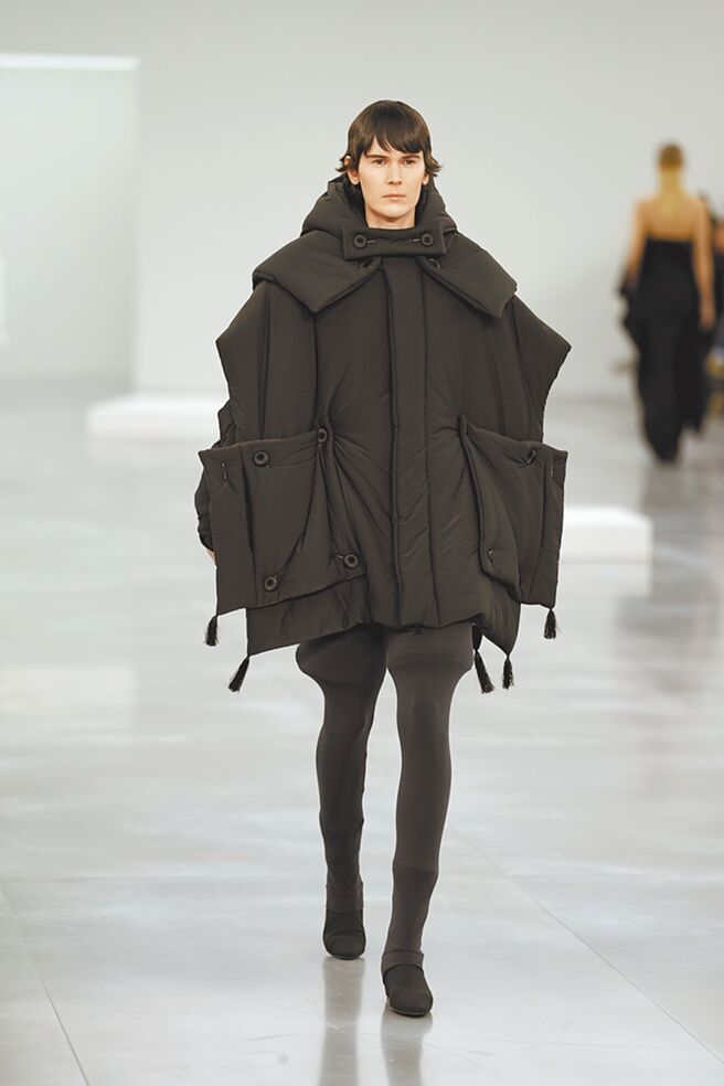 宛如Upside down的設計，是這次三宅一生秋冬女裝的重要養分之一。（美聯社）
