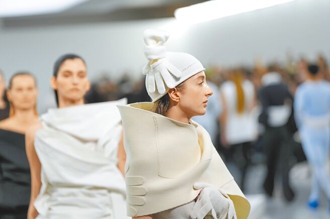 許多不對稱或是上下同源的設計，讓人思考的介面又上升一個維度。（美聯社）