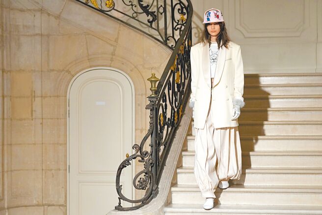 Kenzo這次的女裝不玩華麗風格，直球對決要讓人感受到有趣與穿搭自由度。（美聯社）