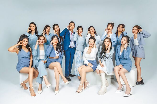 山本集團董事長林伸坤（後排左四）、山本集團總裁謝宜蒨（後排左五）與創業導師群。（宇澄生技提供）