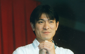 劉德華拍戲曾遇地頭蛇丟汽油彈！導演手握「開山刀」鎮場