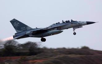 經國號為何機型小航程短？   施孝瑋驚曝：美國怕台灣做這事