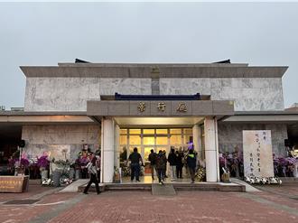 柯爸告別式扁、蔡、韓贈花籃  柯文哲 8：10家祭  不參加公祭