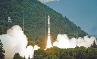 中共11機9艦侵擾  西昌凌晨發射衛星火箭  大氣層外經台灣中部