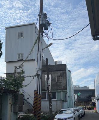 桃園平鎮電信桿歪16年未修 中華電信承諾3／14前扶正