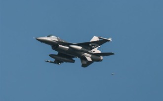 F-16V「毒蛇」掛AIM-120D一擊致命  空軍22作戰隊全天守護領空