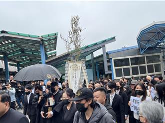 柯爸告別式》柯弟柯宇謙捧牌位送最後一程 陳佩琪鞠躬感謝支持者
